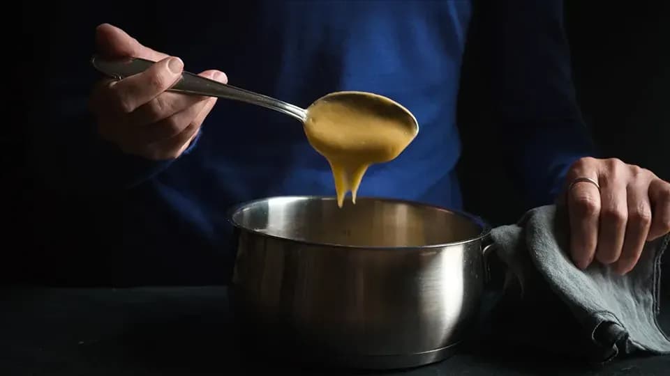 Jak zagęścić sos owocowy: sprawdzone metody na idealną konsystencję