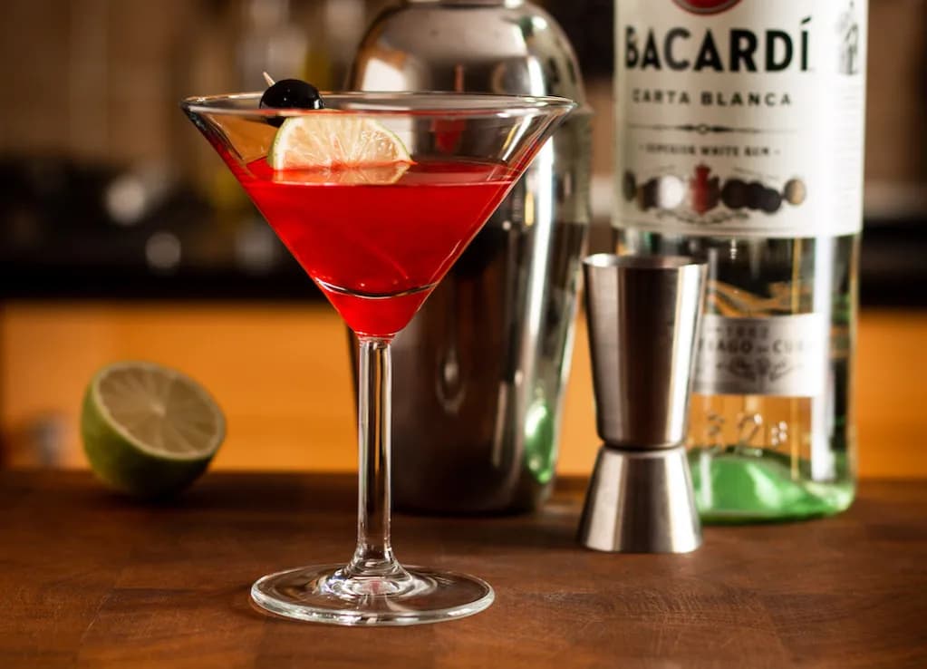 Z czym pić Bacardi Malinowe? Odkryj najlepsze drinki i połączenia