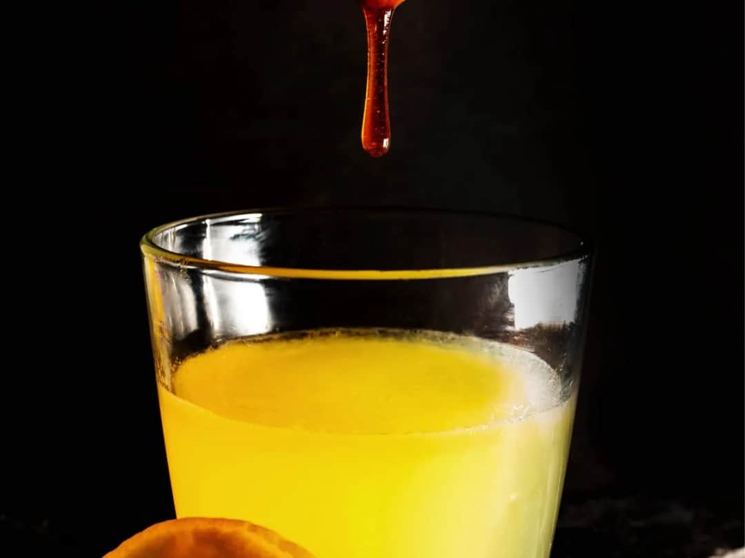 Czy miód wysusza gardło? Prawda o jego właściwościach nawilżających