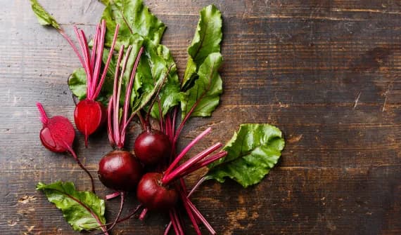 Sok z buraka na co pomaga – zdrowotne korzyści, które zaskoczą każdego