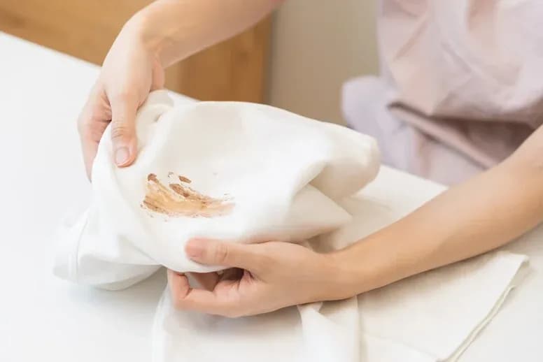 Jak usunąć plamy z lodów czekoladowych - skuteczne sposoby na trudne zabrudzenia