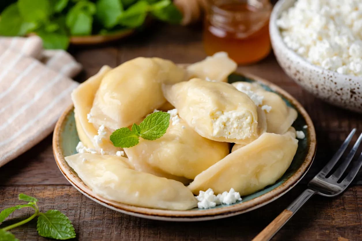 Jak zrobić pierogi z serem na słodko - prosty przepis na smakołyk